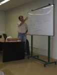 مسعود علینقیان در حال ارايه‌ی سمینار آموزش زبان و لینوکس